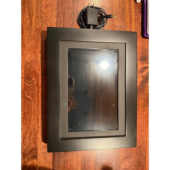 Brookstone FSM010BLB 10” Photo Share Digital Frame with Cord - Picture 1 of 8